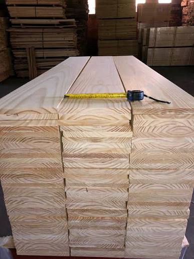 Componentes de madera dimensionados y preparados para despacho