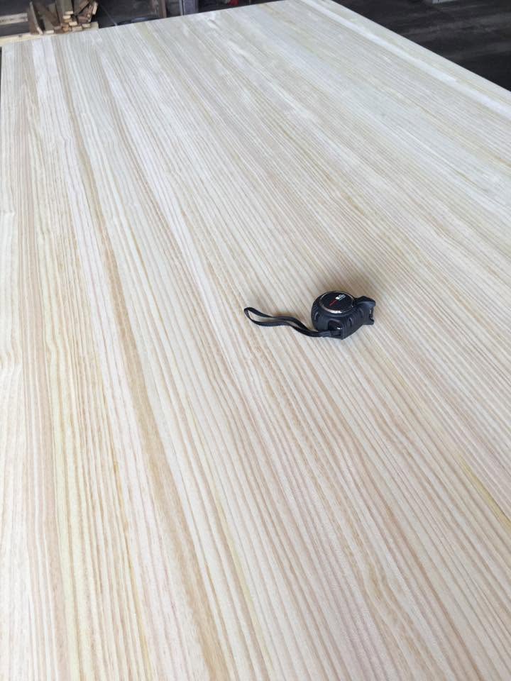 Tableros de madera con veta y terminación uniforme